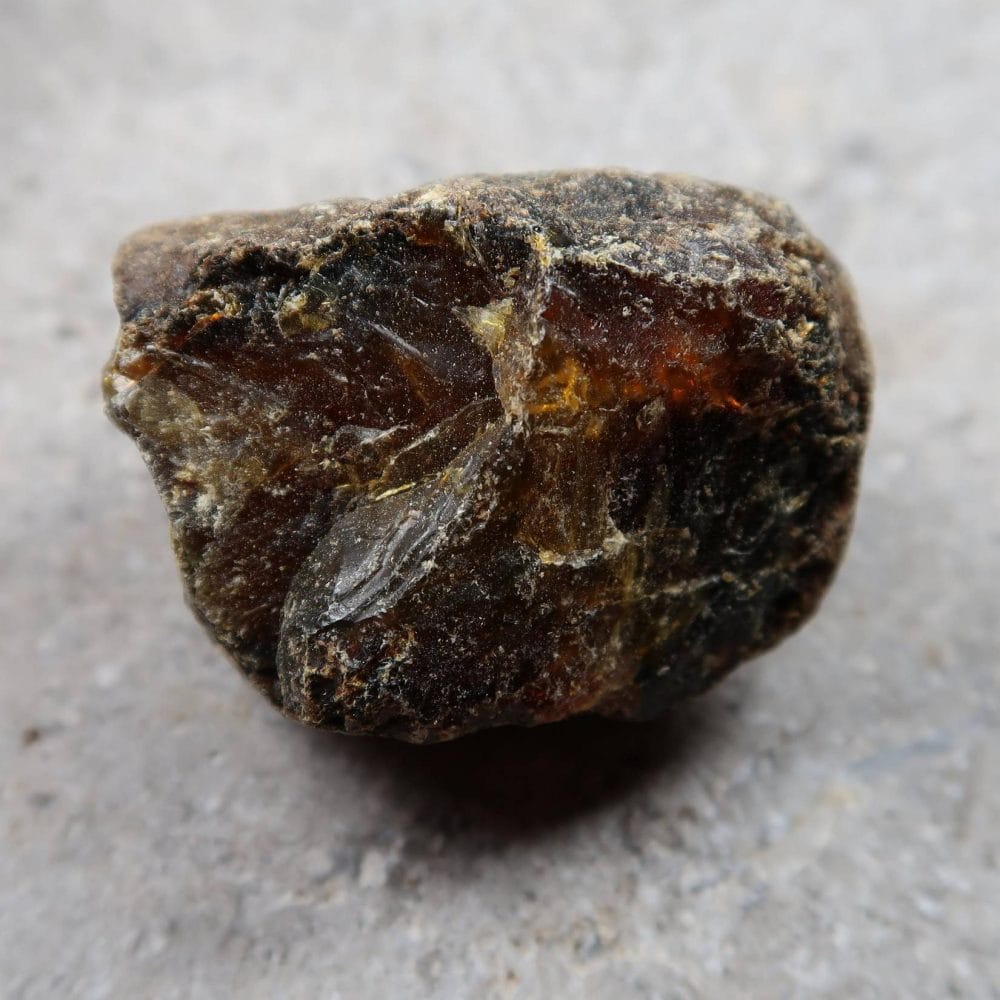 amber specimens / rough (black)