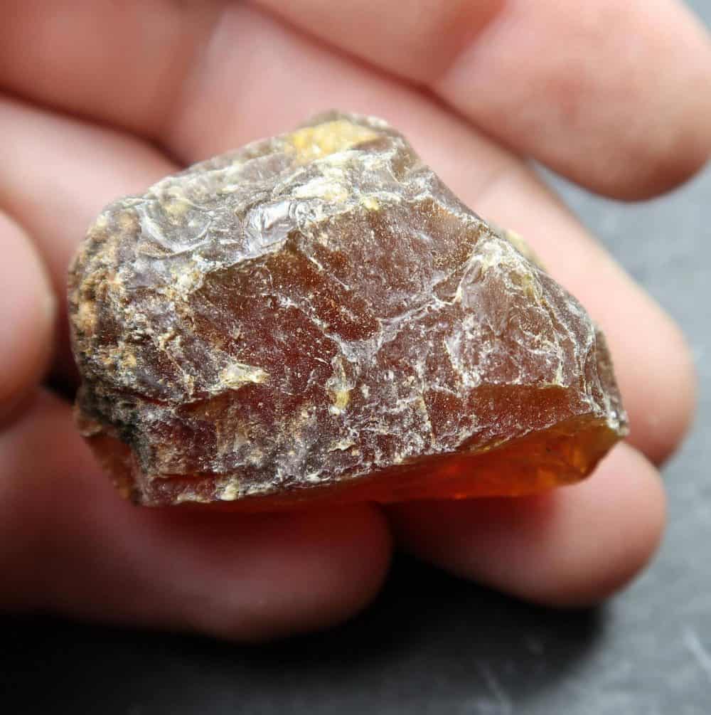 amber specimens / rough (black)