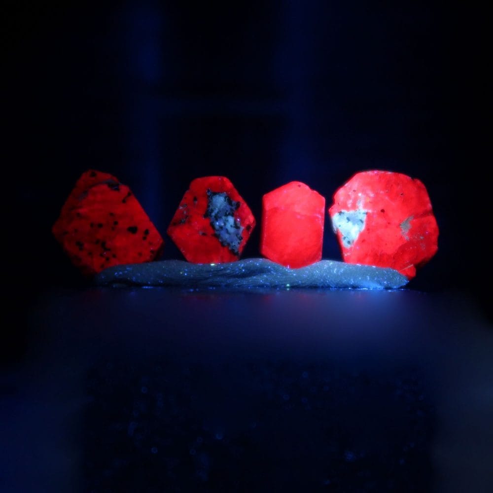 corundum specimens / rough (red/ruby)