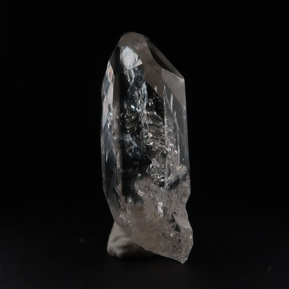 quartz with hydrocarbon inclusions