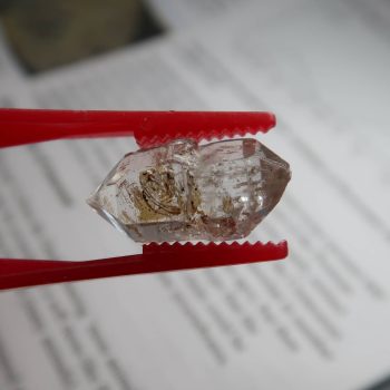 quartz with hydrocarbon inclusions