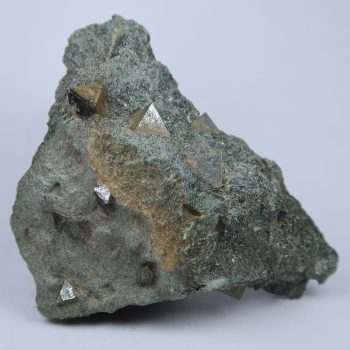 magnetite crystals in mica matrix (1)