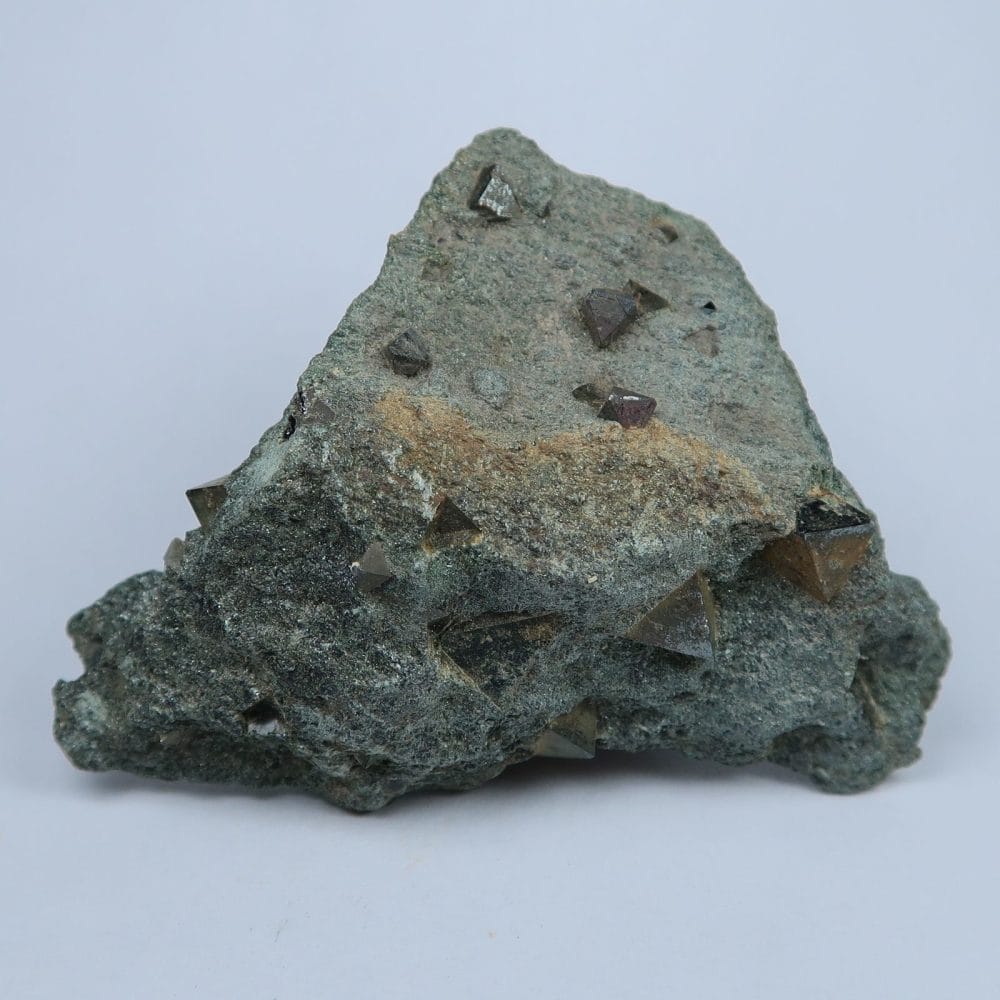 magnetite crystals in mica matrix (2)