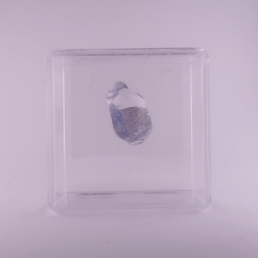 quartz with dumortierite inclusions (polished)