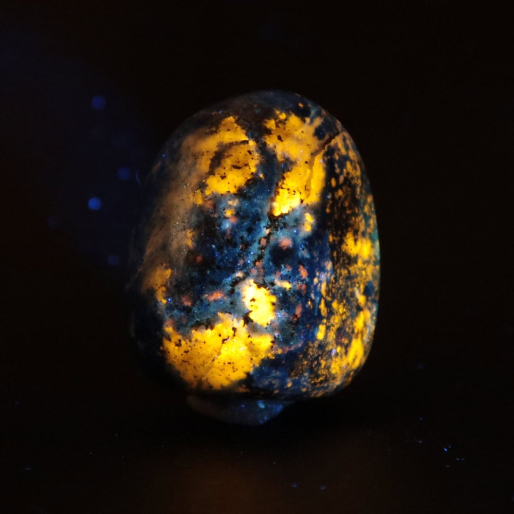 lapis lazuli tumblestones (fluorescent)